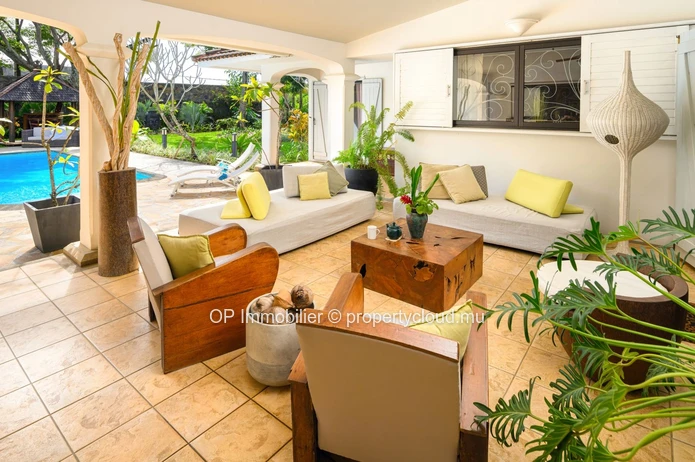 Maison meublée à louer à Calodyne, 406m², 4 chambres, piscine privée, parking, proche des écoles et commerces. Rs 250...
