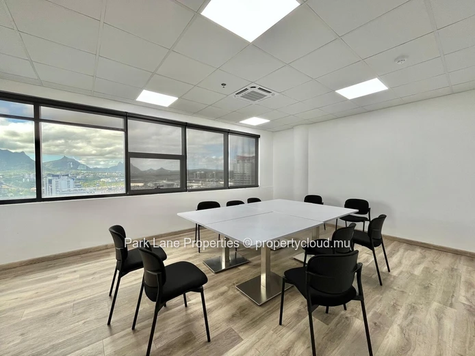 Bureau de 1 011 m² à louer à Ebène