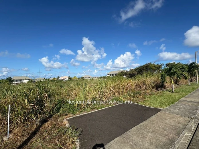 Terrain résidentiel de 912m² en résidence cloturée