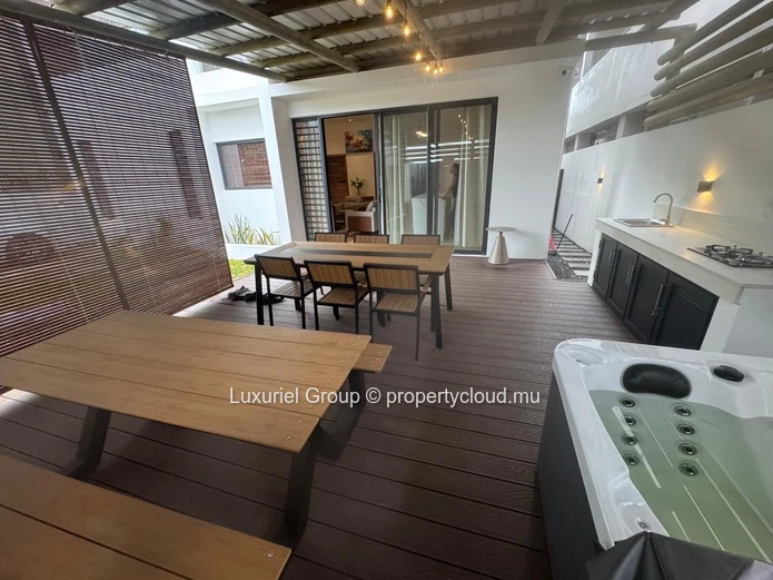 Villa contemporaine avec jacuzzi à Trou aux Biches