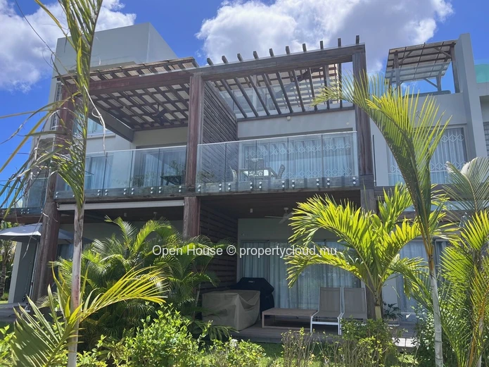 Oceanfront penthouse, 2 bedrooms with en suite bathrooms, direct access to the sea, jacuzzi, terrace, panoramic sea v...
