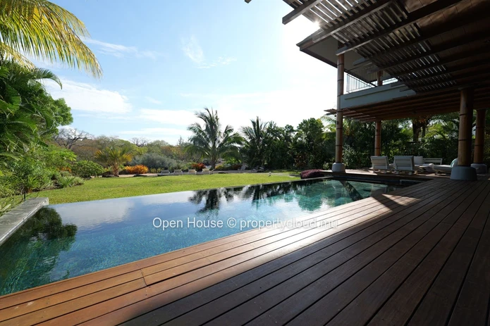 VILLA IRS à vendre à Rivière Noire, 525m² habitables, 1.180m² terrain, 6 chambres, piscine privée €.