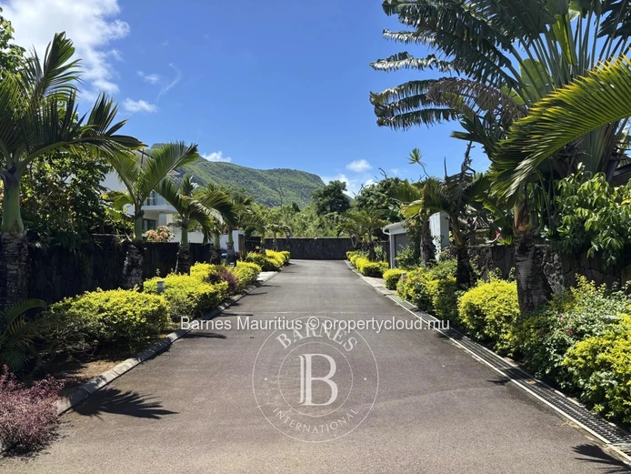 VIEUX GRAND PORT - Contemporary villa with sea access - 6 bedrooms - 788 m²