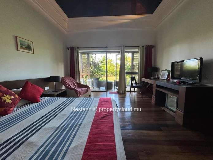 Exceptional villa in the heart of a private estate