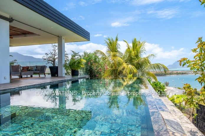 Suspendue Entre le Ciel et la Mer : Une Villa Contemporaine à Vendre à Rivière Noire