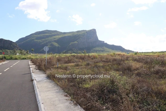 Terrain d'exception avec vue mer et montagne dans un cadre paisible