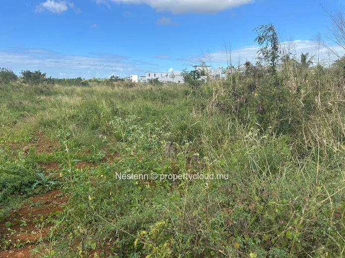Terrain résidentiel dans un quartier paisible 
