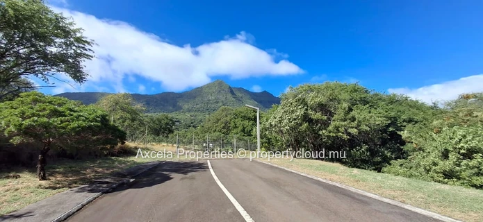 Terrain Résidentiel de 2167 m² à Rivière Noire, Opportunité à Saisir !