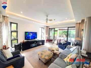 Spacious 3 Bedroom Home with Large Garden &  Pool