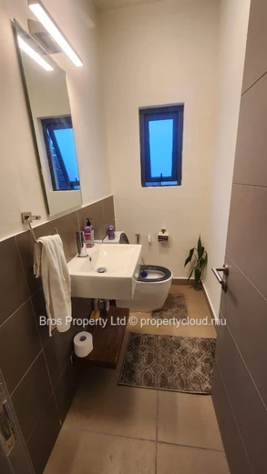 Luxueuse et moderne maison de ville de 4 chambres à louer à 90 000 Rs/mois - Azuri, Roches Noires