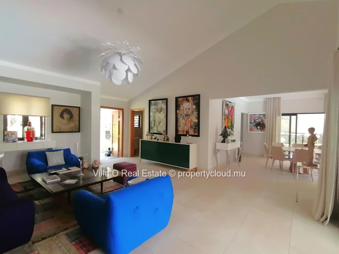 Sublime villa complètement rénovée, a multiples ouverture sur une très grande terrasse et sa jolie piscine, vue sur u...