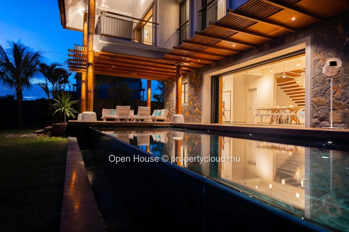 VILLA IRS à vendre à Rivière Noire, 525m² habitables, 1.180m² terrain, 6 chambres, piscine privée €.