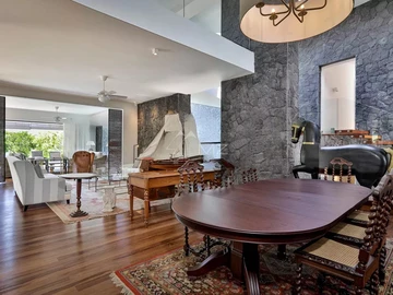 5 Bedroom Villa
