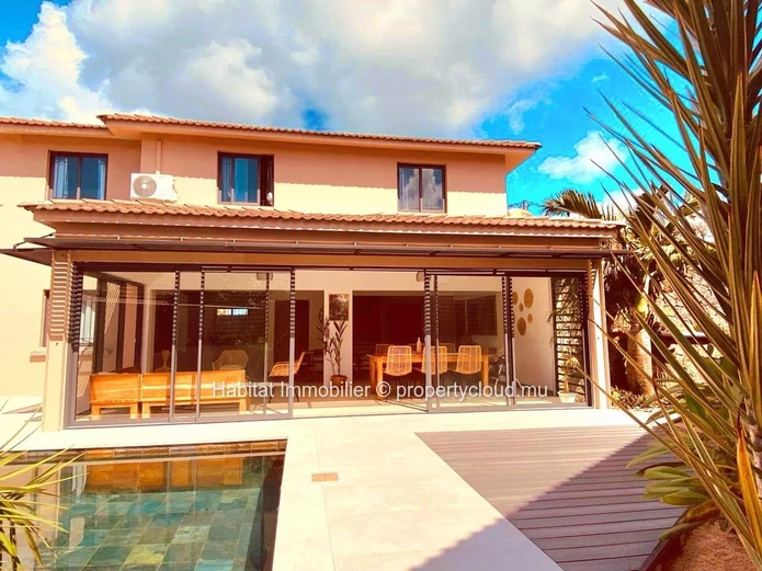 Belle villa meublée et équipée de 300 m2 sur un terrain de 105 toises située à Calodyne