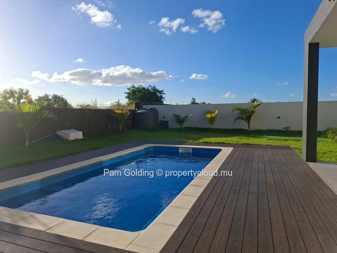 Maison Contemporaine de 3 Chambres avec Piscine dans un Domaine Résidentiel Sécurisé