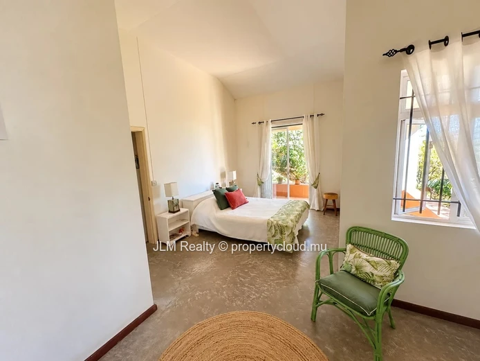 À vendre à Tamarin, Île Maurice : villa avec piscine sur 2 068 m² et vue dégagée sur Le Morne et l’océan