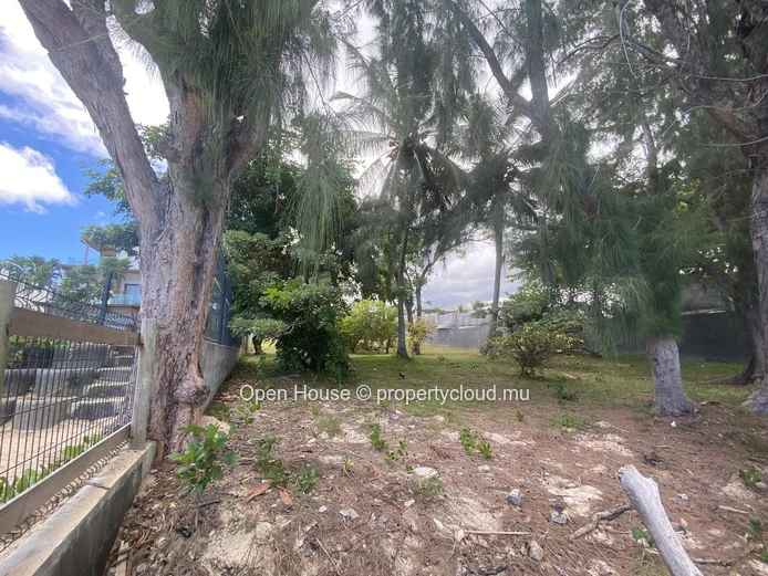 Residential land for sale in Bain Boeuf, Pereybere. 1,302m², seafront, sea view, close to amenities. Rs.