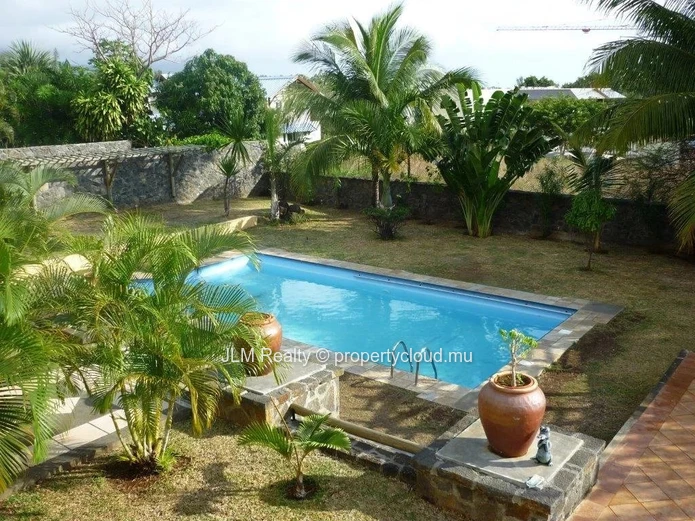 À Vendre – Élégante villa familiale dans un domaine sécurisé à Rivière Noire, Île Maurice