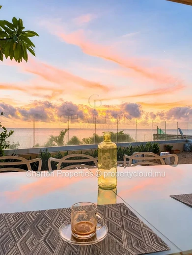 Prestige 3-bedroom ground-floor apartment with private garden and panoramic sea view