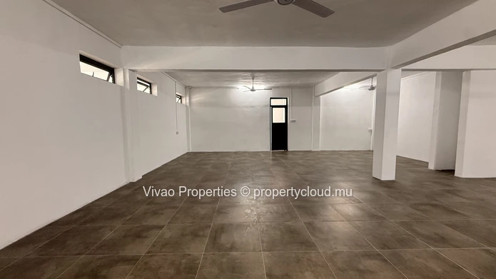 Exclusivité sur route principale au cœur de Port-Louis - Local commercial de 275 m² à louer au premier étage (Mandat exclusif)