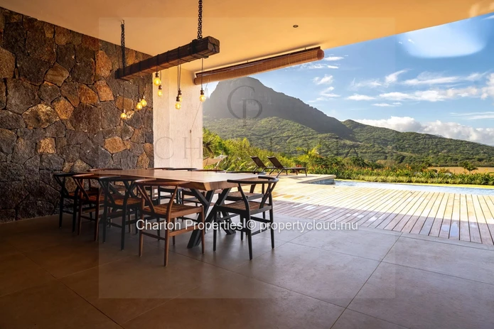 Contemporary 4-bedroom en suite villa with exceptional panoramic view of the sea and mountains