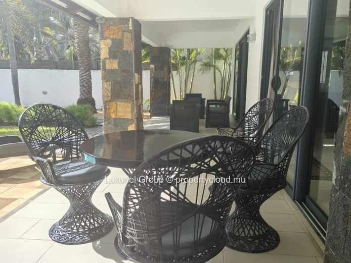 4-bedroom villa with swimming pool and spacious outdoor area
