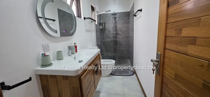 Luxury Furnished 3-Bedroom Townhouse with Rooftop Terrace and Jacuzzi – Flic en Flac | Rs 15M