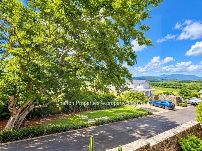 New 3-bedroom en suite apartment with mountain view