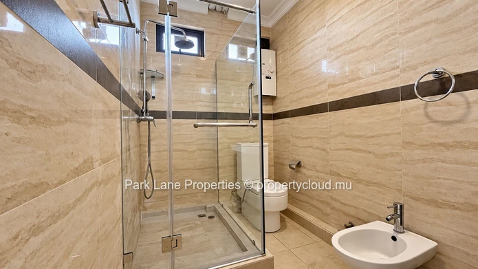 Living at the top, in the heart of Quatre Bornes!