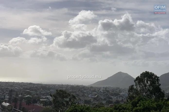 Quatre Bornes à vendre récente est immense Villa avec une vue époustouflante et qui possède quatre chambres, une pisc...