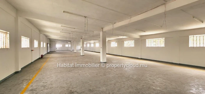 To rent : Large unfurnished open-space office of 464 m² in Port Louis