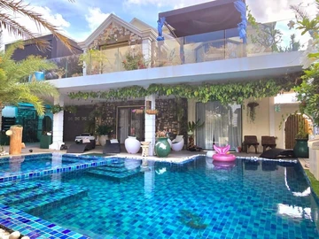 This splendid unfurnished house of 505 m², on a plot of land of 147 toises, is located on the Royal Road in Baie du T...