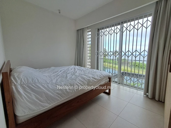 Modern duplex apartment with sea view and beach access