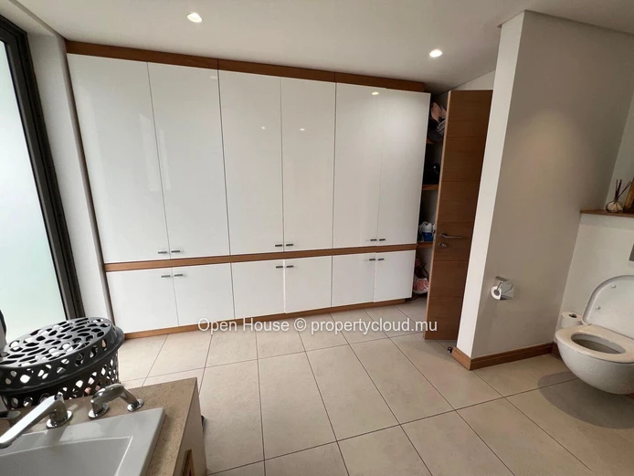 Villa de 485m2 au coeur du domaine de Mon Choisy, Golf, piscine, salle de sport, centre équestre, accès à la plage. 4...