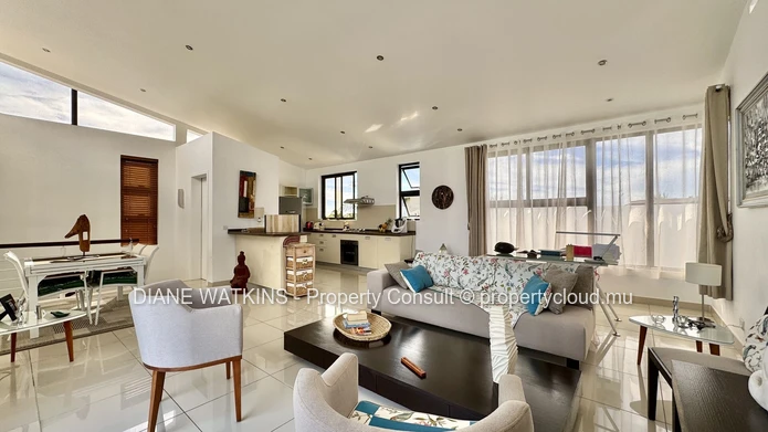 4-bedroom penthouse for sale in La Preneuse, walking distance to the beach with panoramic terrace and mountain views