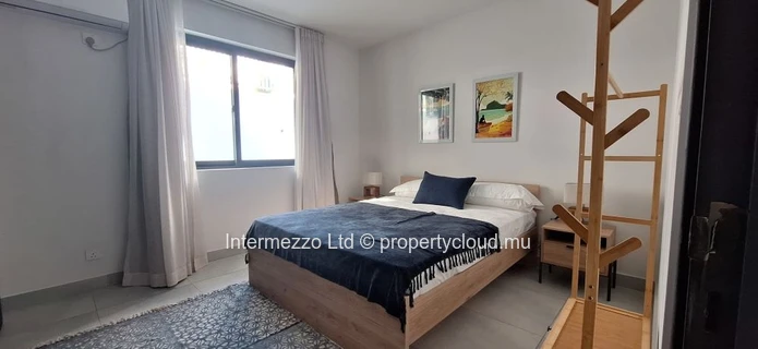 Appartement R+2 à vendre à Tamarin, 195m², 3 chambres, piscine commune, vue montagne, meublé, climatisé. 390 000 €.