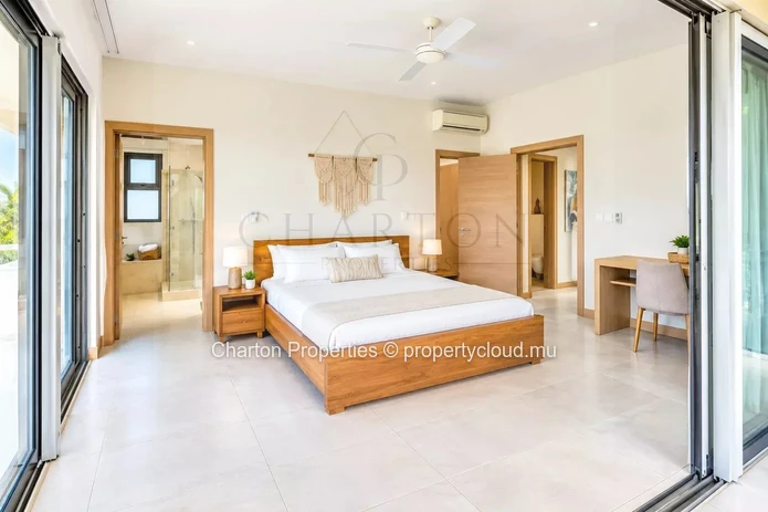 Exceptional 3-bedroom penthouse on the top floor, with golf view in the heart of Mont Choisy