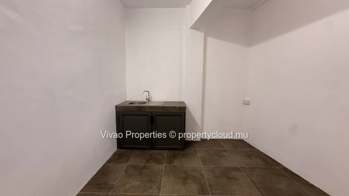 Exclusivité sur route principale au cœur de Port-Louis - Local commercial de 275 m² à louer au premier étage (Mandat exclusif)
