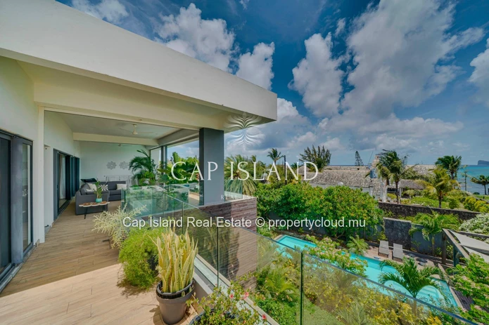 Exceptional penthouse with sea view in secure residence