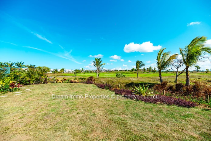 Modern 4-bedroom villa with golf view and private pool at Azuri Village – Mauritius