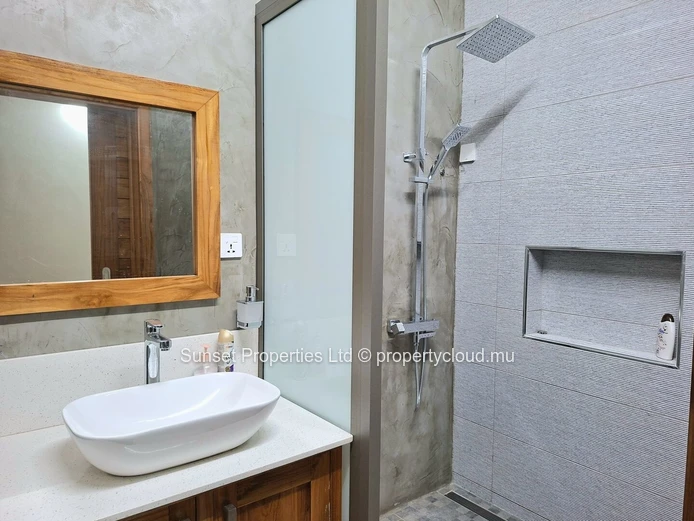 Maison mitoyenne | 4 chambres | Rooftop privé