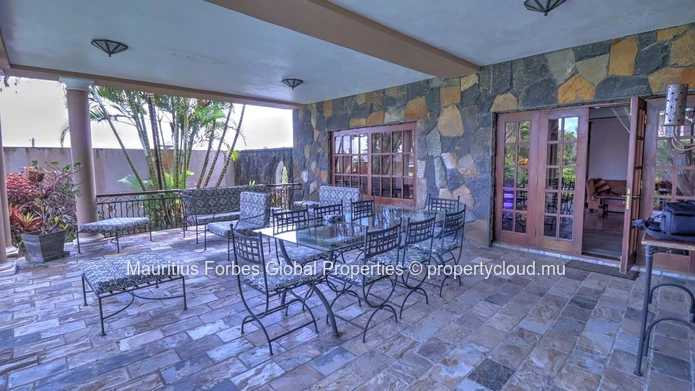 4-bedroom villa with a 2110m² garden, private pool, rustic and modern charm