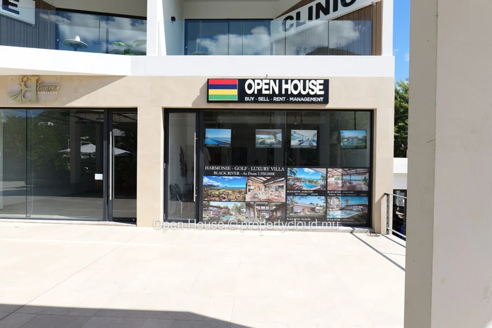 Local commercial 75m² idéalement situé au cœur de Rivière Noire avec excellente visibilité