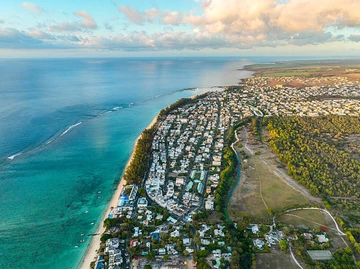 Magnificent apartment with private pool by the sea