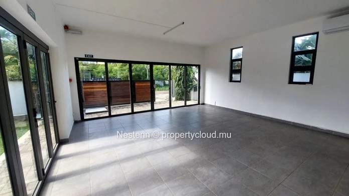 Commercial space for rent in Mon Choisy – Prime location near the golf course