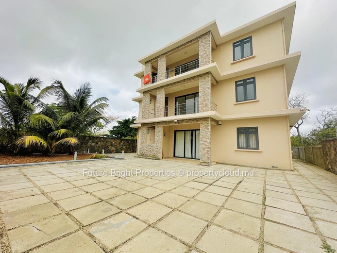 Stunning 2nd Floor Apartment for Rent – Prime Location near Grand Baie