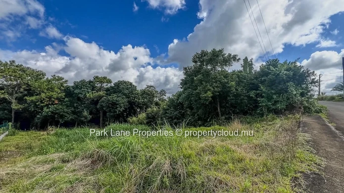 Prime 915 m² residential Pplot in Pleine de l’Hermitage – Great development opportunity