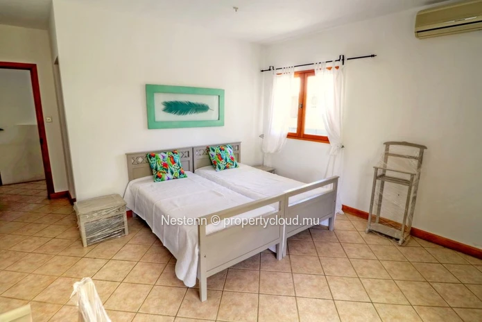 Spacieuse villa familiale située dans un quartier hautement résidentiel et proche de la plage.