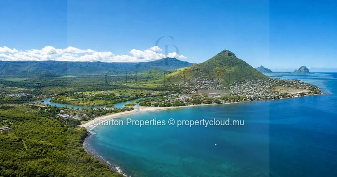 2-bedroom ground floor apartment just steps from Tamarin beach