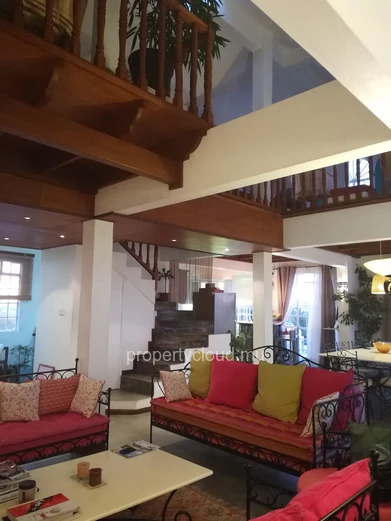 For sale a building of 5 units with sea view not far from the shops in the city center of Grand Bay.